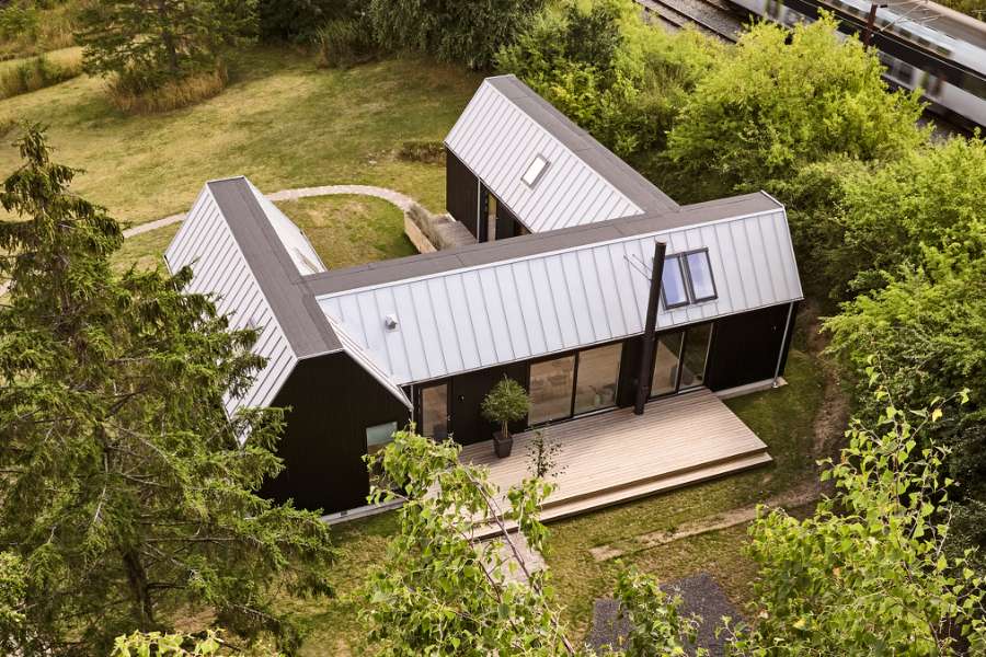 Vom Architekten gestaltetes Doppel-Ferienhaus, verkleidet mit Stahlprofilen und Holz, Skovsøvej 15, 4200 Slagelse